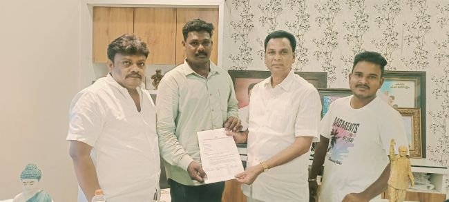 పురపాలక సంఘం వైసిపి అభ్యర్థులకు బి ఫారాలు అందచేసిన మాజీ ఎమ్మెల్యే అలజంగి జోగారావు