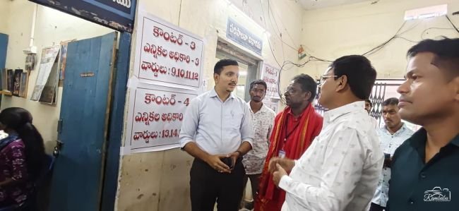 పాలకొండ పురపాలక సంఘంలో నామినేషన్ల ప్రక్రియను పరిశీలించిన సబ్ కలెక్టర్ పవార్ స్వప్నిల్ జగనాధ్