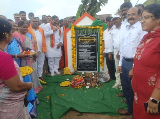 నర్సంపేట ఎమ్మెల్యే దొంతి మాధవరెడ్డి చేతుల మీదుగా అభివృద్ధి పనులకు శంకుస్థాపన