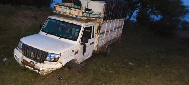 సలుగుపల్లి మూలమలుపు వద్ద బొలెరో బోల్తా!