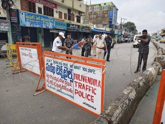 పోలీసు గుప్పెట్లో పులివెందుల నామినేషన్ల సందర్భంగా నిన్న జరిగిన గొడవల నేపథ్యంలో పట్టణమంతా కట్టుదిట్టమైన బందోబస్తు