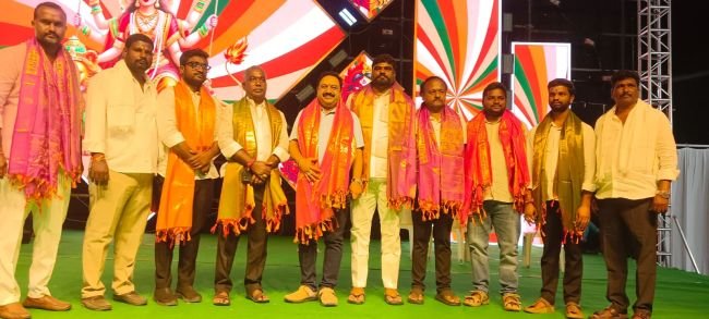 పాశమైలారంలో పూల పండుగకు పండుగ శోభ.! -చైర్మన్ మోటే సుమలత శ్రీకాంత్ ఆధ్వర్యంలో అంగరంగ వైభవంగా బతుకమ్మ సంబరాలు