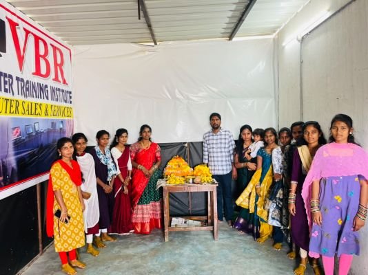 తెలంగాణ సంస్కృతికి బతుకమ్మ ప్రతీక: వీబీఆర్ ఇన్‌స్టిట్యూట్ డైరెక్టర్ భీమరాజు