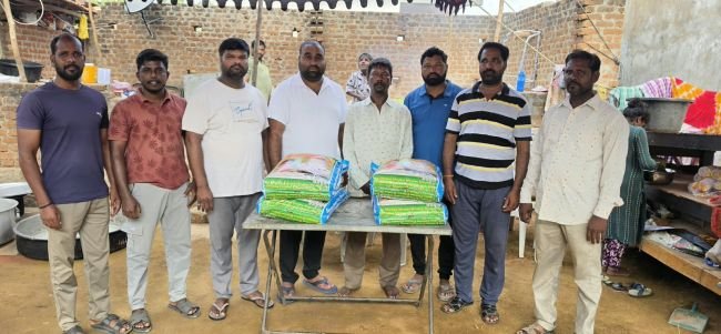 నిరుపేద కుటుంబానికి ఆర్థిక సహాయం 