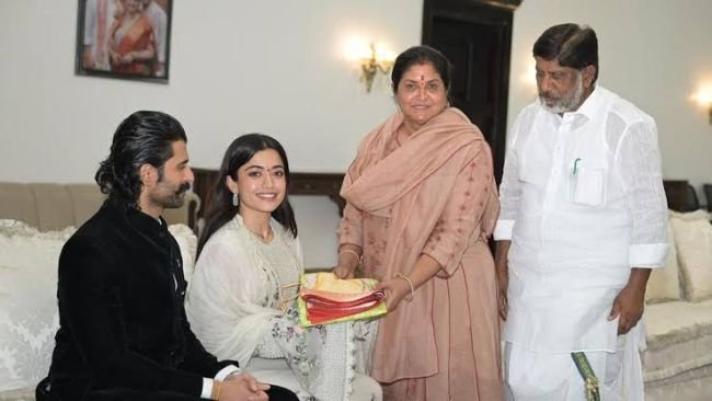 రష్మిక మందన్నకు ప్రత్యేక బతుకమ్మ చీర కానుకగా అందించిన డిప్యూటీ సీఎం భట్టి విక్రమార్క!