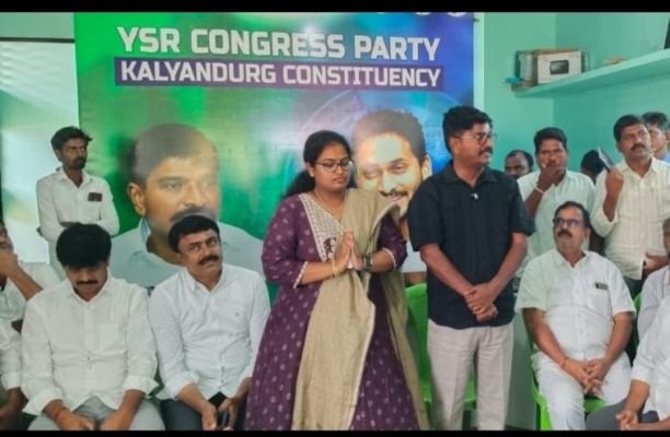 వైయస్సార్ కాంగ్రెస్ పార్టీ నాయకులు ఆధ్వర్యంలో మున్సిపల్ చైర్పర్సన్ అభ్యర్థి హర్షిని నామినేషన్ వేయబోతున్నారు.
