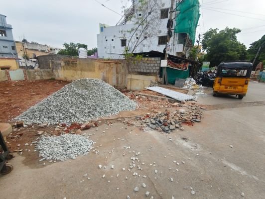 కడప గాంధీనగర్ హై స్కూల్ నామినేషన్ కేంద్రం వద్ద రాళ్ల డంపు 
