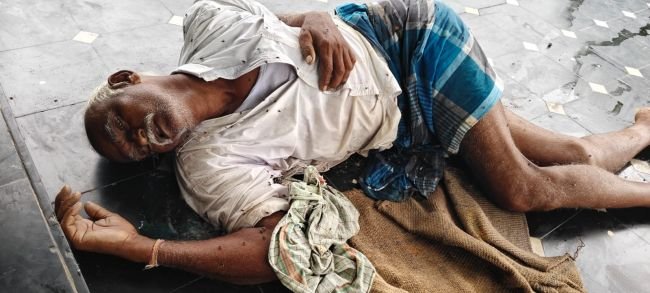 గుడిలో వ్యక్తి ఆత్మహత్య 