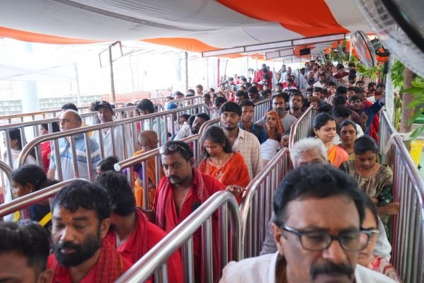 దుర్గాదేవి అలంకారంలో కనకదుర్గమ్మ దర్శనం