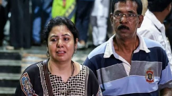 కోల్‌కతా తొక్కిసలాట ఎఫెక్ట్: రాజధాని, సాల్ట్ లేక్‌లలో భారీ దుర్గాపూజా పండళ్లలోకి దర్శనాల నిలిపివేత.. ముందస్తు జాగ్రత్త చర్యలు!
