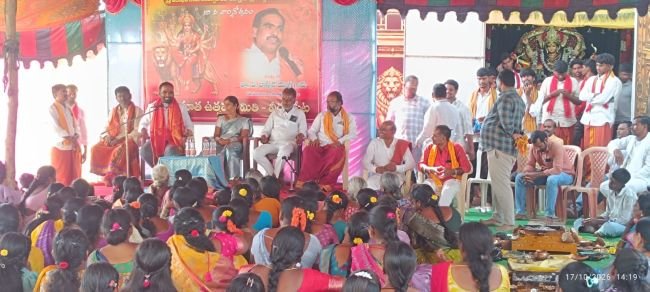 విరన్నపేటలో  లక్ష్మీదేవి అవతారంలో దర్శన మిచ్చిన దుర్గమ్మ తల్లి.