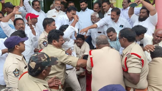 ఎమ్మెల్సీ గోవింద్ రెడ్డి తనయుడు ఆదిత్య రెడ్డి ని హౌస్ అరెస్ట్  పోరుమామిళ్ల తరలించిన అధికారులు