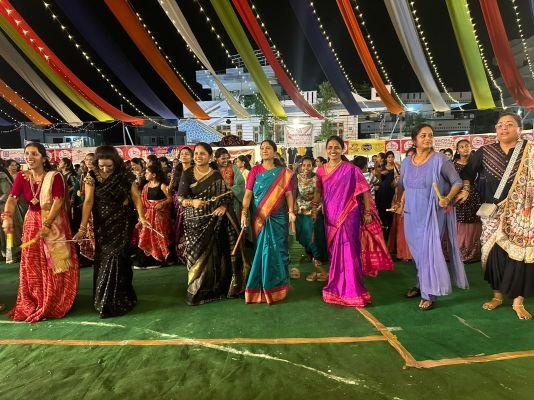 నిర్మల్ దాండియా నైట్స్‌లో పాల్గొని దాండియా ఆడిన మున్సిపల్ చైర్‌పర్సన్, వైస్ చైర్మన్.