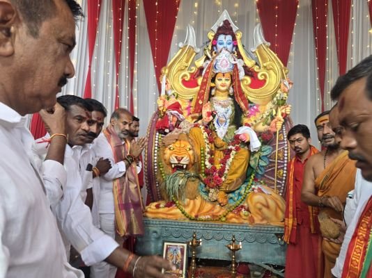 దుర్గామాత అమ్మవారి వద్ద ప్రత్యేక పూజలు చేసిన ప్రభుత్వ విప్