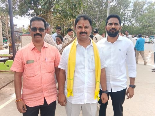 రాయదుర్గం 18వ వార్డు టీడీపీ అభ్యర్థిగా డాక్టర్ శ్రీరామిరెడ్డి