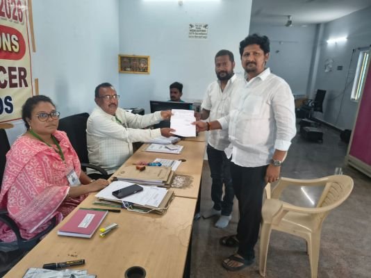 నేటితో ముగినున్న నామినేషన్ల ఘట్టం  -రెండో రోజు ఊపందుకున్న నామినేషన్లు  -పటిష్ట బందోబస్తు మధ్య కొనసాగిన నామినేషన్ల పర్వం  -చెదురు ముదురు ఘటనలు మినహా ప్రశాంతంగా నామినేషన్లు  