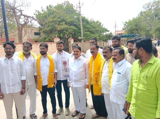 రాయదుర్గం మున్సిపల్ చైర్మన్ అభ్యర్థిగా టంకశాల హనుమంతు నామినేషన్  నామినేషన్ కార్యక్రమంలో పాల్గొన్న ప్రభుత్వ విప్, ఎమ్మెల్యే కాలవ శ్రీనివాసులు
