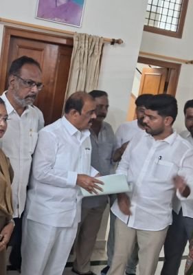 జిల్లా అధ్యక్షుడు అనంత వెంకటరామిరెడ్డిని కలిసిన మేయర్ అభ్యర్థి రమేష్ గౌడ్  నామినేషన్‌కు ముందు మర్యాదపూర్వక భేటీ.. అట్టహాసంగా రమేష్ గౌడ్ నామినేషన్  బీసీ ఉద్యమ నేతగా ప్రత్యేక గుర్తింపు.. వైఎస్సార్‌సీపీలో కీలకంగా మారిన మేయర్ అభ్యర్థిత్వం
