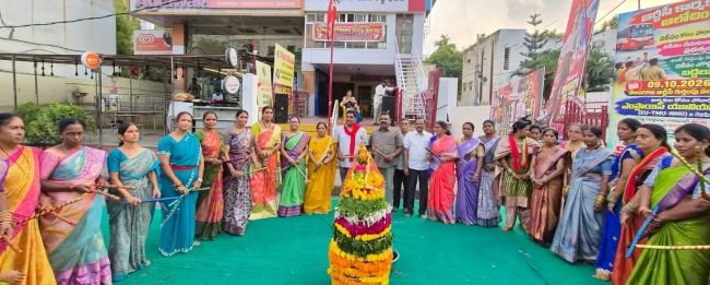 ఘనంగా మహిళా కార్మికుల బతుకమ్మ వేడుక