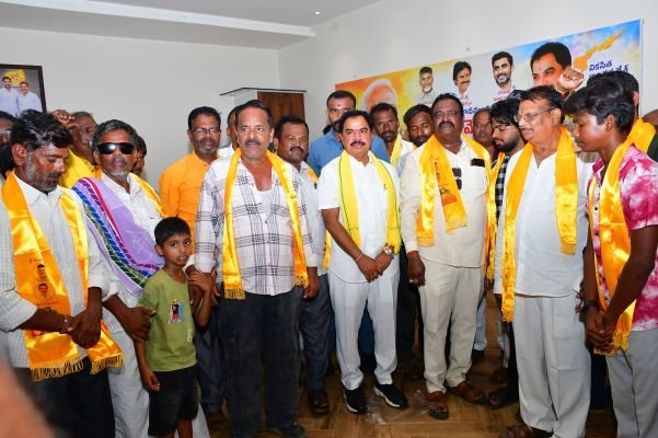 కుందుర్పిలో వైసీపీకి షాక్‌.. టీడీపీలోకి 12 కుటుంబాలు  ఎమ్మెల్యే అమిలినేని సురేంద్రబాబు సమక్షంలో టీడీపీలో చేరిన వైసీపీ సీనియర్‌ నాయకుడు నేతి రామాంజనేయులు, అనుచరులు  రంగయ్య అసమర్థ పోకడల వల్లే పార్టీ మారుతున్నాం: నేతి రామాంజనేయులు