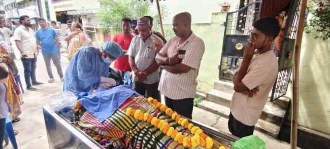 మరణంలోనూ సాయం - నేత్రదానంతో దాతృత్వం చాటుకున్న కుటుంబ సభ్యులు
