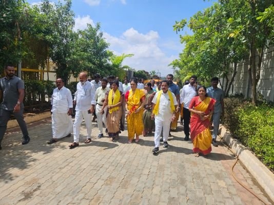 ఎమ్మెల్యే అమిలినేని ఆధ్వర్యంలో నామినేషన్లకు కూటమి అభ్యర్థులు  చైర్మన్ అభ్యర్థి బుట్నా లక్ష్మీ తిమ్మరాజుతో పాటు 32 మంది కౌన్సిలర్ అభ్యర్థులు