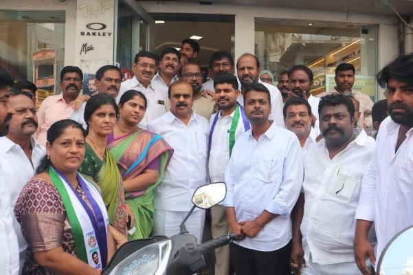 మేయర్ అభ్యర్థిగా రమేష్ గౌడ్ తొలి అడుగు  అనంత వెంకటరామిరెడ్డి నివాసం నుంచి బయలుదేరి నామినేషన్ దాఖలు  అభ్యర్థిత్వాన్ని బలపరిచిన కొండ్రెడ్డి ప్రకాష్‌రెడ్డి, మాజీ మేయర్ వసీం సలీమ్