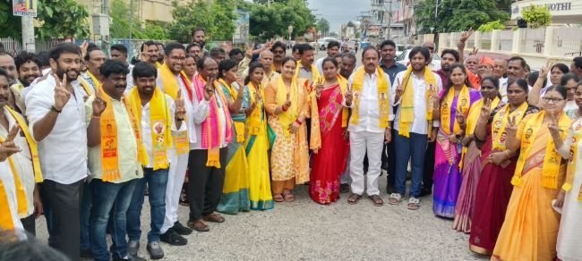 చీరాలలో కూటమి పవర్ షో.. అభ్యర్థులతో  కలసి నామినేషన్ల సమర్పించేందుకు వచ్చిన ఎమ్మెల్యే కొండయ్య
