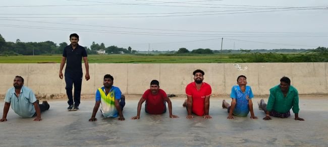 గ్రామంలో వ్యాయామ గ్రౌండ్ కరువు.. రోడ్డుపైనే యువతకు వ్యాయామం!*