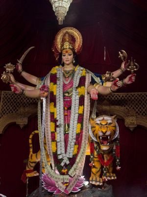 భారత కరెన్సీ, అమెరికన్ డాలర్లతో మహాలక్ష్మి అలంకరణ.. భక్తులను ఆకట్టుకున్న అమ్మవారి దర్శనం