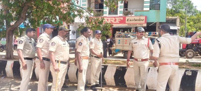 నామినేషన్ల వేళ పటిష్ట బందోబస్తు  ఎలాంటి అవాంఛనీయ ఘటనలకు తావులేకుండా పోలీసుల చర్యలు  డీఎస్పీ దైవప్రసాద్ బృందంపై ప్రశంసలు