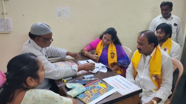 నామినేషన్ దాఖలు చేసిన టిడిపి అభ్యర్థి యేరిచర్ల  హానీ