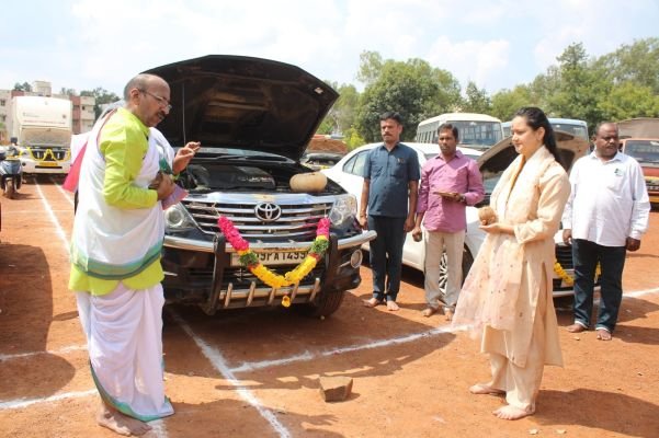 ఆయుధ పూజలో పాల్గొన్న జిల్లా ఎస్పీ స్నేహ మెహ్రా