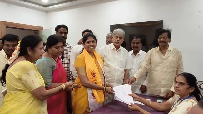 జగ్గయ్యపేట మున్సిపల్ చైర్మన్ అభ్యర్థిగా శ్రీరాం సుబ్బారావు  కుమార్తె  నరేంద్రుల వినిత ఘనంగా నామినేషన్  