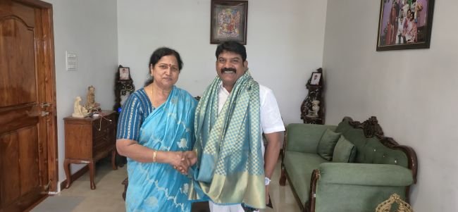 నామినేషన్ దాఖలు చేస్తున్న జనసేన అభ్యర్థులకు సామినేని విమల భాను ఆశీస్సులు
