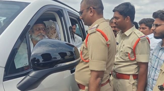 మాజీ ఎమ్మెల్యే వైవీఆర్‌ను అడ్డుకున్న పోలీసులు గుత్తి మండలం రజాపురం వద్ద ఉద్రిక్తత.. పోలీసులతో వాగ్వాదం  ఎన్నికల నియమావళి నేపథ్యంలో అనుమతి లేదంటూ అడ్డగింత.. ప్రజాస్వామ్య విలువలను తుంగలో తొక్కుతున్నారని వైవీఆర్ ఆగ్రహం