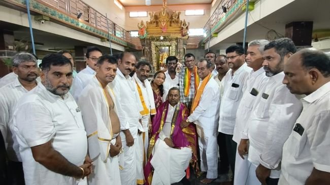 వాసవీమాత సన్నిధిలో మాజీ మంత్రి డీఎల్ ప్రత్యేక పూజలు  డీఎల్ రవీంద్రారెడ్డికి పూర్ణకుంభంతో ఘనస్వాగతం  శాలువాతో సత్కరించిన ఆర్యవైశ్య సభ ప్రతినిధులు