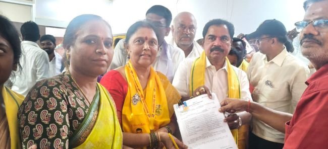 ఎమ్మెల్యే అమిలినేని సురేంద్రబాబుతో కలిసి టీడీపీ అభ్యర్థి లక్ష్మి నామినేషన్
