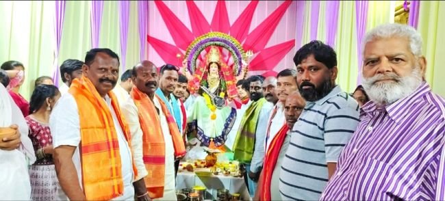  నేరేడ్‌మెట్ పరిధిలో ఘనంగా దేవీ నవరాత్రులు: కాలనీల మండపాల్లో కాంగ్రెస్ సీనియర్ నేత ఉపేందర్ రెడ్డి ప్రత్యేక పూజలు!