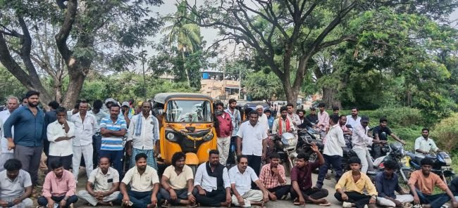 హత్నూర ప్రధాన రహదారిపై రాస్తారోకో ధర్నా