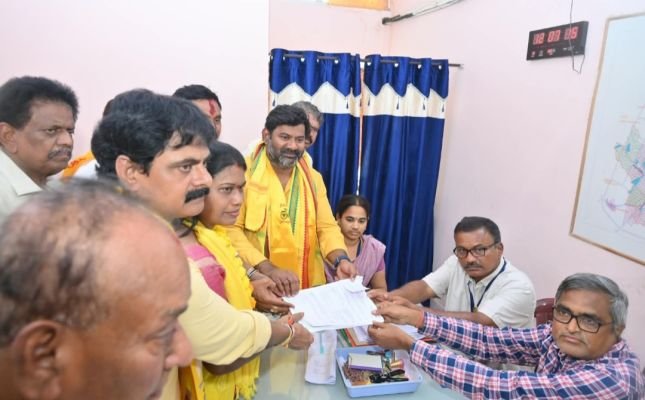 పార్వతీపురంలో మున్సిపల్ ఎన్నికల కోలాహలం.. నామినేషన్ల పర్వానికి కూటమి శ్రీకారం!పురపాలక చైర్‌పర్సన్ అభ్యర్థిగా బెలగం కరుణ నామినేషన్ దాఖలు.. 36 వార్డుల అభ్యర్థుల నామినేషన్లు