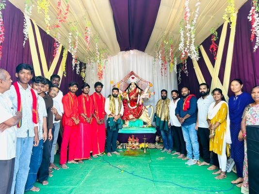 దుర్గమ్మ దీవెనలతో ప్రజలందరికీ సుఖ సంతోషాలు కలగాలి