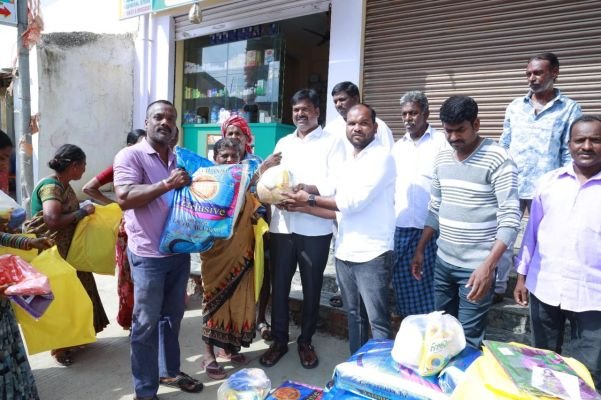 పేద కుటుంబాలకు దసరా కానుకలు