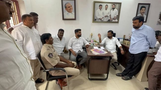 వైఎస్ఆర్సిపి నాయకుడు అంజాద్ భాష గృహ నిర్బంధం 