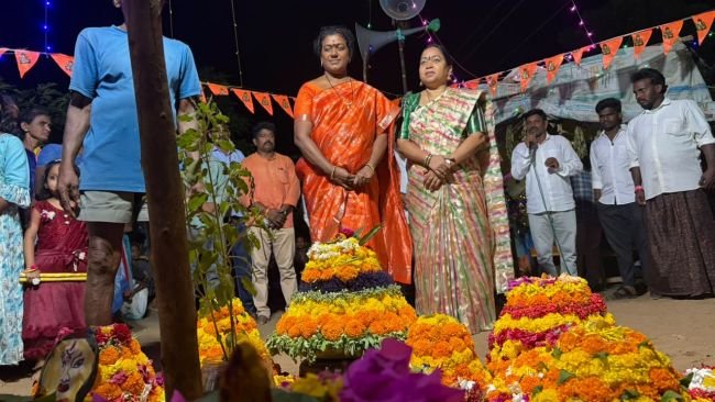 దసరా సంబరాల్లో కాసాని పద్మ, కౌన్సిలర్ ఉదయ జ్యోతి సందడి