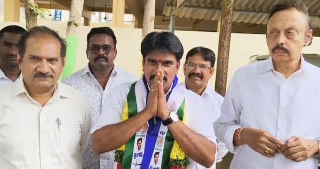 వైయస్సార్ సిపి చైర్మన్ అభ్యర్థిగా రవికుమార్ నామినేషన్ 