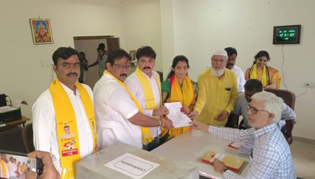 మున్సిపల్ చైర్మన్ అభ్యర్థిగా రొంగలా అనూష నామినేషన్