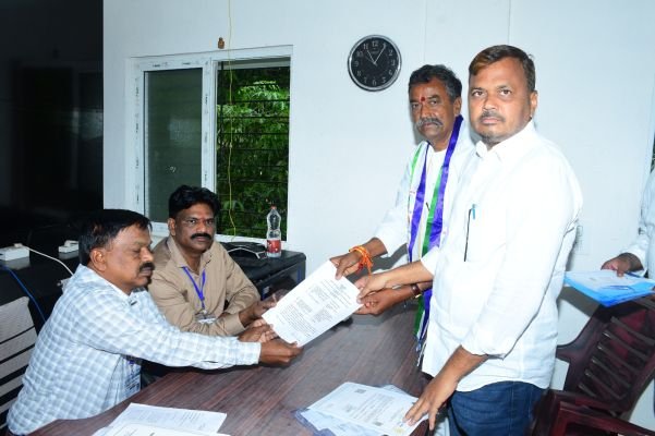 పెనుకొండలో టీడీపీకి వైఎస్సార్‌సీపీ సవాల్.. చైర్మన్ బరిలో శ్రీనివాసులు!