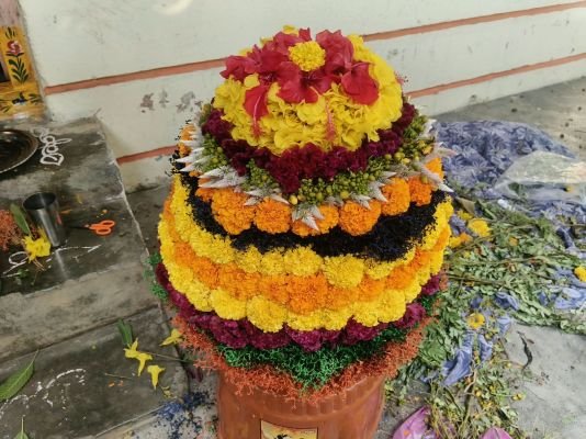 పూల సంబురానికి సిద్దమవుతున్న బతుకమ్మలు