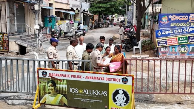 మదనపల్లెలో భారీ బందోబస్తు  నామినేషన్ కేంద్రం వద్ద డ్రోన్లతో పోలీసుల నిఘా